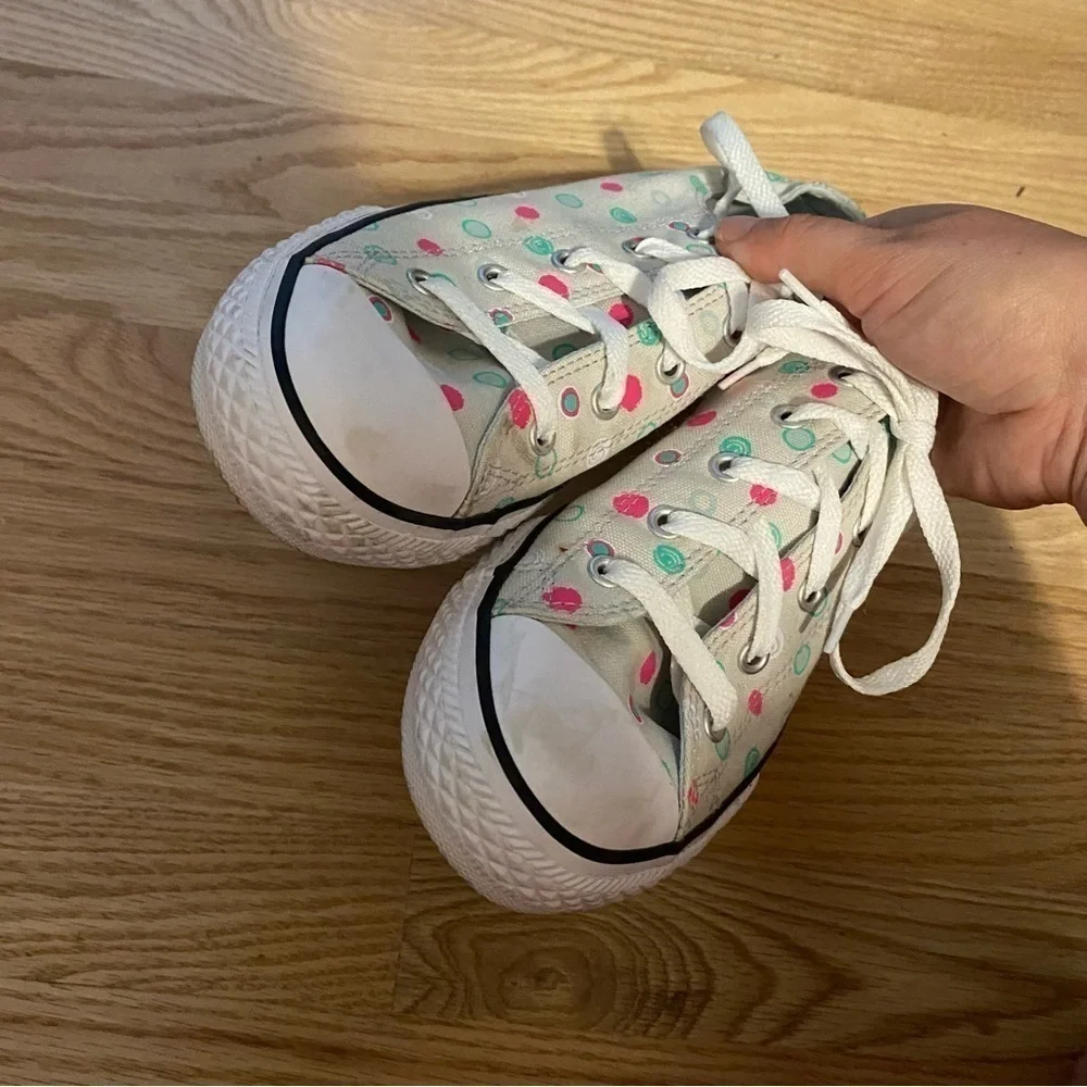 Converse polka dot